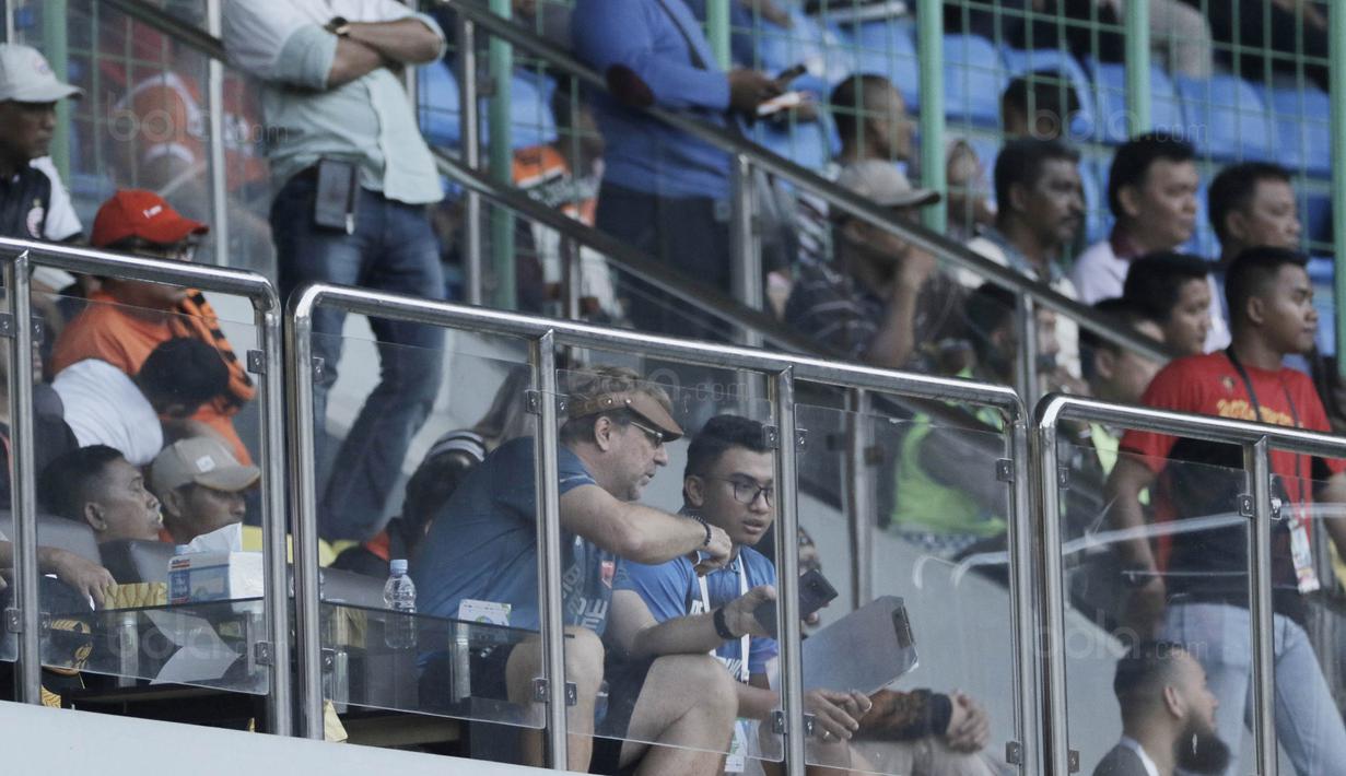 Pelatih PSM, Robert Rene Alberts, menyaksikan laga dari tribun usai diusir wasit saat pertandingan melawan Persija pada laga Liga 1 di Stadion Patriot, Bekasi, Selasa  (15/8/2017). Persija bermain imbang 2-2 dengan PSM. (Bola.com/M Iqbal Ichsan)