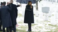 Melania Trump mendampingi Donald Trump menghadiri upacara peletakan karangan bunga di Pemakaman Prajurit Tak Dikenal di Arlington National Ceremony, Minggu sore, 19 Januari 2025. (dok. Anna Moneymaker / GETTY IMAGES NORTH AMERICA / Getty Images via AFP)