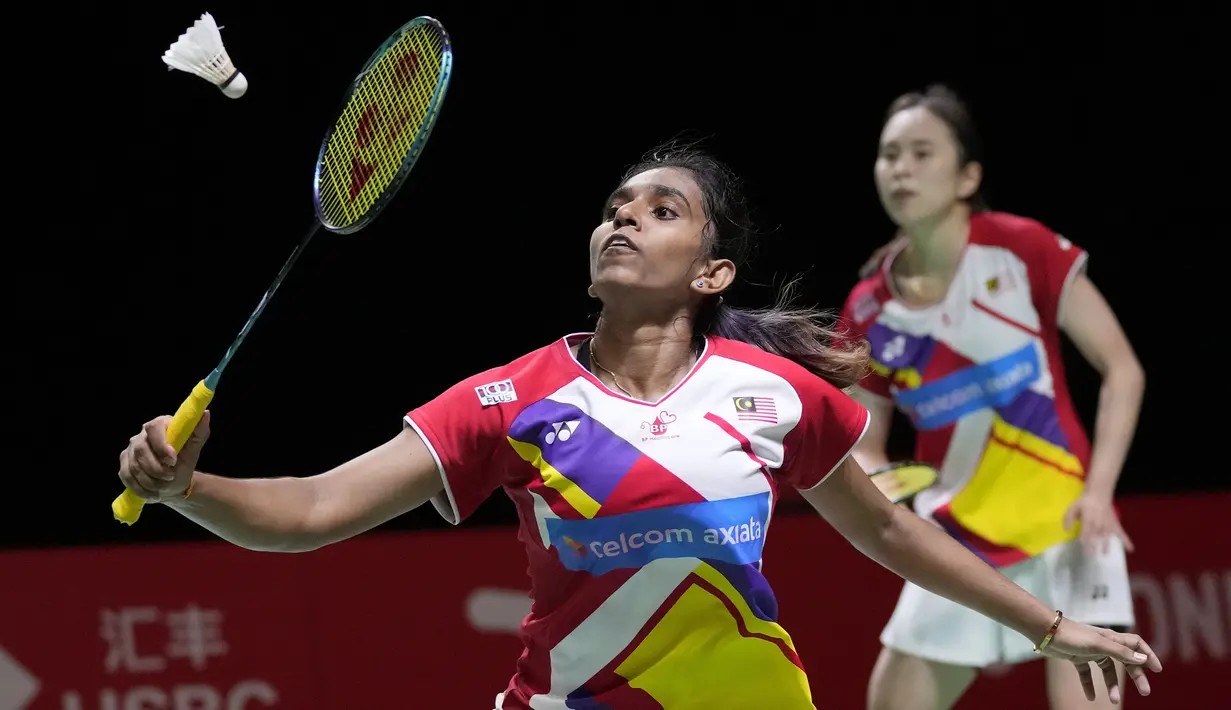 Awal permainan tak lagi dikuasai oleh pasangan Malaysia, Tan Pearly/Thinaah Muralitharan. Mereka malah tertinggal hingga empat angka di awal gim kedua. Bahkan, hingga interval gim kedua, mereka harus tertinggal jauh 5-11. (AP/Dita Alangkara)