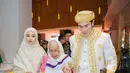 Momen lain memperlihatkan Vino yang masih mengenakan busana adat Minang saat bersama Laudya Cynthia Bella dan Ummi Azizah, putri tertua Buya Hamka.