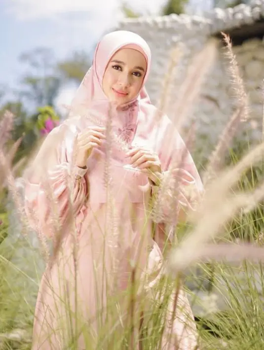 Padu padan gamis dan hijabnya yang anggun dan stylish kerap menarik perhatian. @laudyacynthiabella.