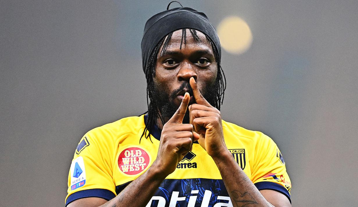 Penyerang Parma, Gervinho, melakukan selebrasi usai mencetak gol ke gawang Inter Milan pada laga Liga Italia di Stadion Giuseppe Meazza, Minggu (1/11/2020). Kedua tim bermain imbang 2-2. (AFP/Vincenzo Pinto)