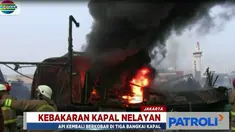 Kobaran api yang disusul kepulan asap tebal terus membesar setelah menyambar ceceran bahan bakar minyak yang mengapung di perairan.