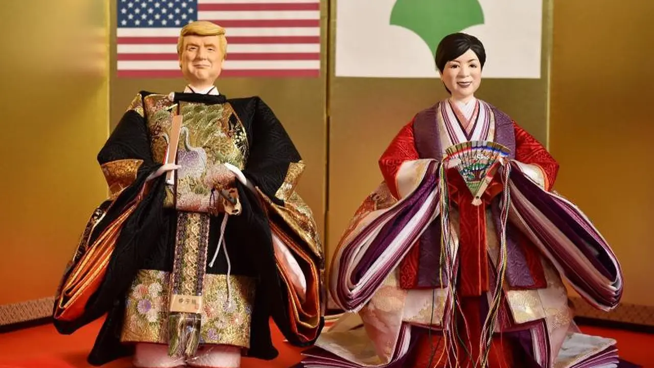 Donald Trump berkimono bersanding dengan Gubernur Tokyo, Yuriko Koike. (AFP)