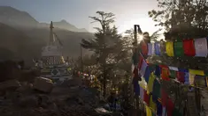 Seorang pria memasang bendera warna-warni atau yang disebut lungta pada hari ketiga Tahun Baru Tibet di Dharmsala, India (18/2). Bagi umat Buddha Tibet bendera itu berisi mantra yang mengandung doa. (AP/Ashwini Bhatia)
