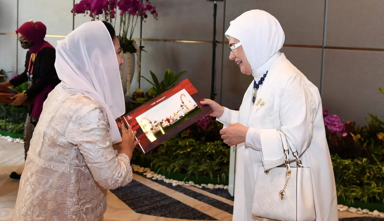 Ibu Iriana Joko Widodo menyerahkan album foto kepada pendamping Presiden Turki Emine Erdogan sebagai bagian dari rangkaian kegiatan Konferensi Tingkat Tinggi (KTT) G20 di Sofitel Bali Nusa Dua Beach Resort, pada Selasa, 15 November 2022. (Foto: Lukas - Biro Pers Sekretariat Presiden)