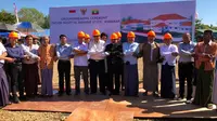 Duta Besar RI untuk Myanmar, delegasi Indonesia, dan sejumlah pejabat Myanmar serta tokoh masyarakat lokal berada di lokasi pembangunan rumah sakit Indonesia di Myaung Bway, Rakhine, Myanmar (19/11/2017) (sumber: Kemlu RI)