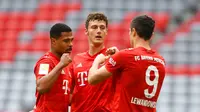 Para pemain Bayern Munchen merayakan gol yang dicetak oleh Benjamin Pavard ke gawang Fortuna Duesseldorf pada laga Bundesliga di Allianz Arena, Sabtu (30/5/2020). Bayern Munchen menang 5-0 atas Fortuna Duesseldorf. (AP/Christof Stache)