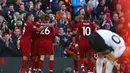 Aksi penyerang Liverpool, Firminho melewati hadangan pemain Fulham, Denis Odoi pada laga lanjutan Premier League yang berlangsung di stadion Anfield, Liverpool. Liverpool menang 2-0. (AFP/Lindsay Parnaby)
