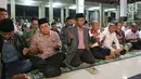 Ketua Gerakan Suluh Kebangsaan, Mahfud MD, Romo Benny dan peserta Jelajah Kebangsaan berdoa ketika ziarah ke makam Gus Dur di Jombang, Jawa Timur, Rabu (20/2). Kegiatan ini dalam rangkaian Jelajah Kebangsaan. (Liputan6.com/Johan Tallo)