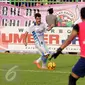 Gelandang anyar Persib Bandung, Robertino Pugliara (kiri) saat melakoni laga melawan PSGC di Stadion Galuh Ciamis, Minggu (10/7/2016). Pemain asal Argentina ini mengaku sudah merasakan kenyamanan tinggal di Bandung. (Liputan6.com/Helmi Fithriansyah)