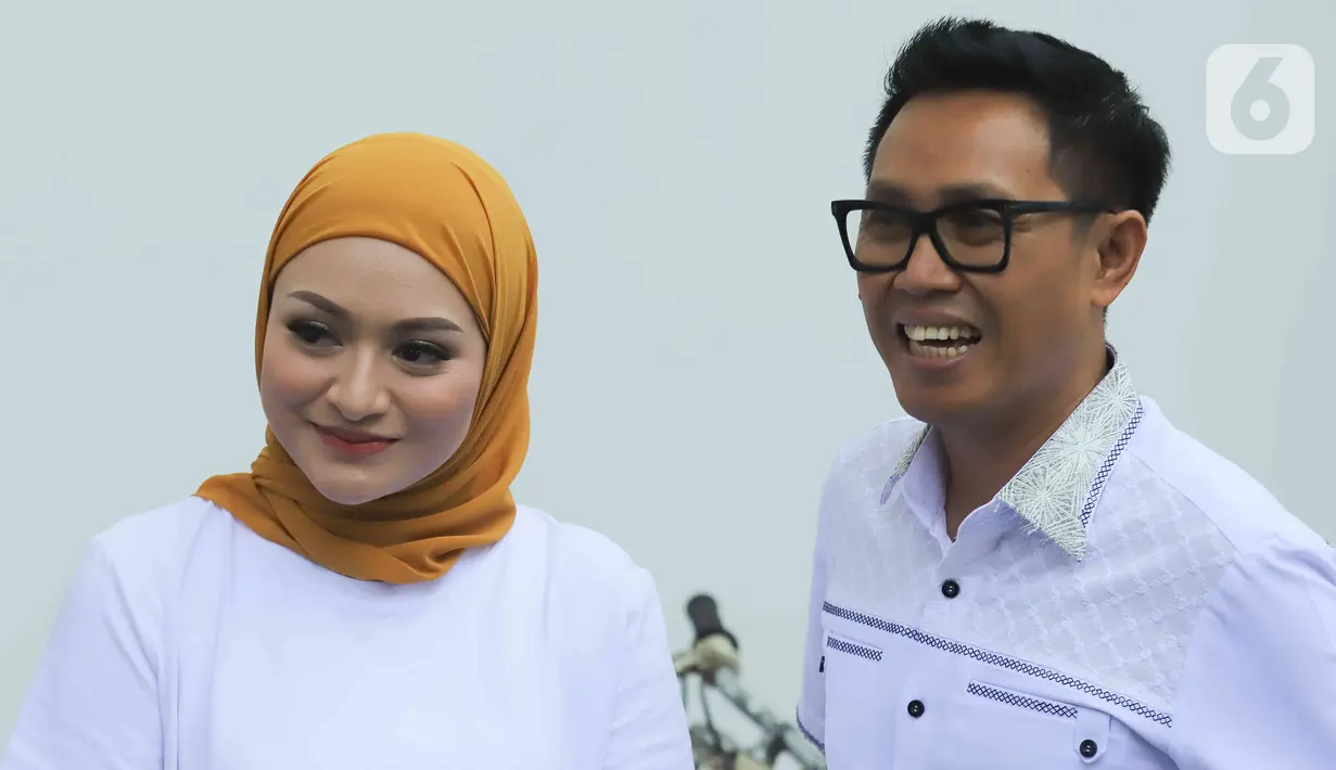 Nathalie Holscher dan komedian Eko Patrio berfoto bersama saat konferensi pers di kantor Ekomando Artist Management, Jakarta Timur, Senin (25/7/2022). Di tengah prahara rumah tangganya dengan komedian Sule, Nathalie Holscher resmi bergabung dengan Ekomando Management Artist yang berada dibawah naungan Eko Patrio per 21 Juli lalu. (Liputan6.com/Herman Zakharia)
