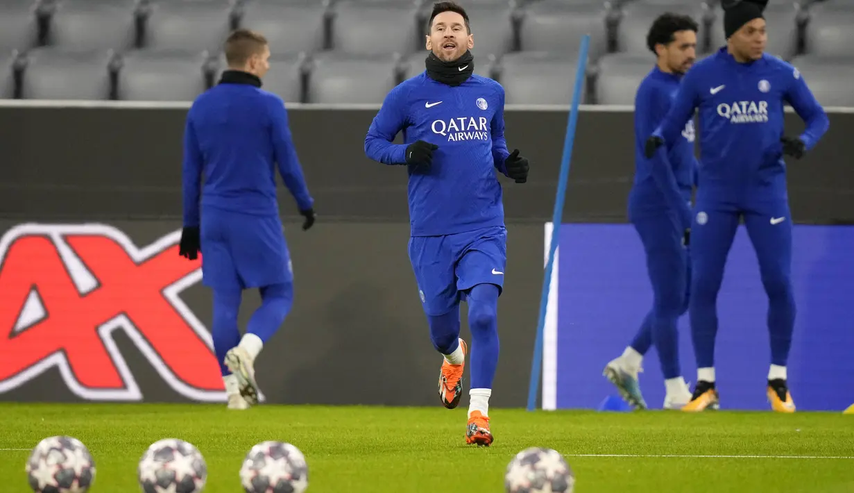 Lionel Messi dari PSG melakukan pemanasan selama sesi latihan di Munich, Jerman, Selasa (7/3/2023).
Pada leg pertama babak 16 besar Liga Champions, PSG kalah dari Bayern Muenchen di kandang sendiri dengan skor 0-1 lewat gol tunggal Kingsley Coman pada menit 53. (AP Photo/Matthias Schrader)