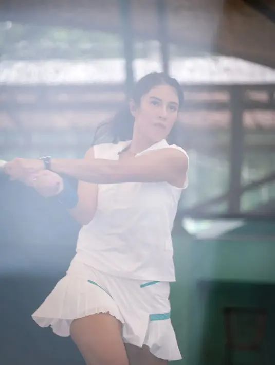<p>Berbagai pujian diucapkan netter di kolom komentar, termasuk yang menyandingkan Dian Sastrowardoyo dengan atlet kelas dunia, Maria Sharapova. (FOTO: instagram.com/therealdisastr/)</p>