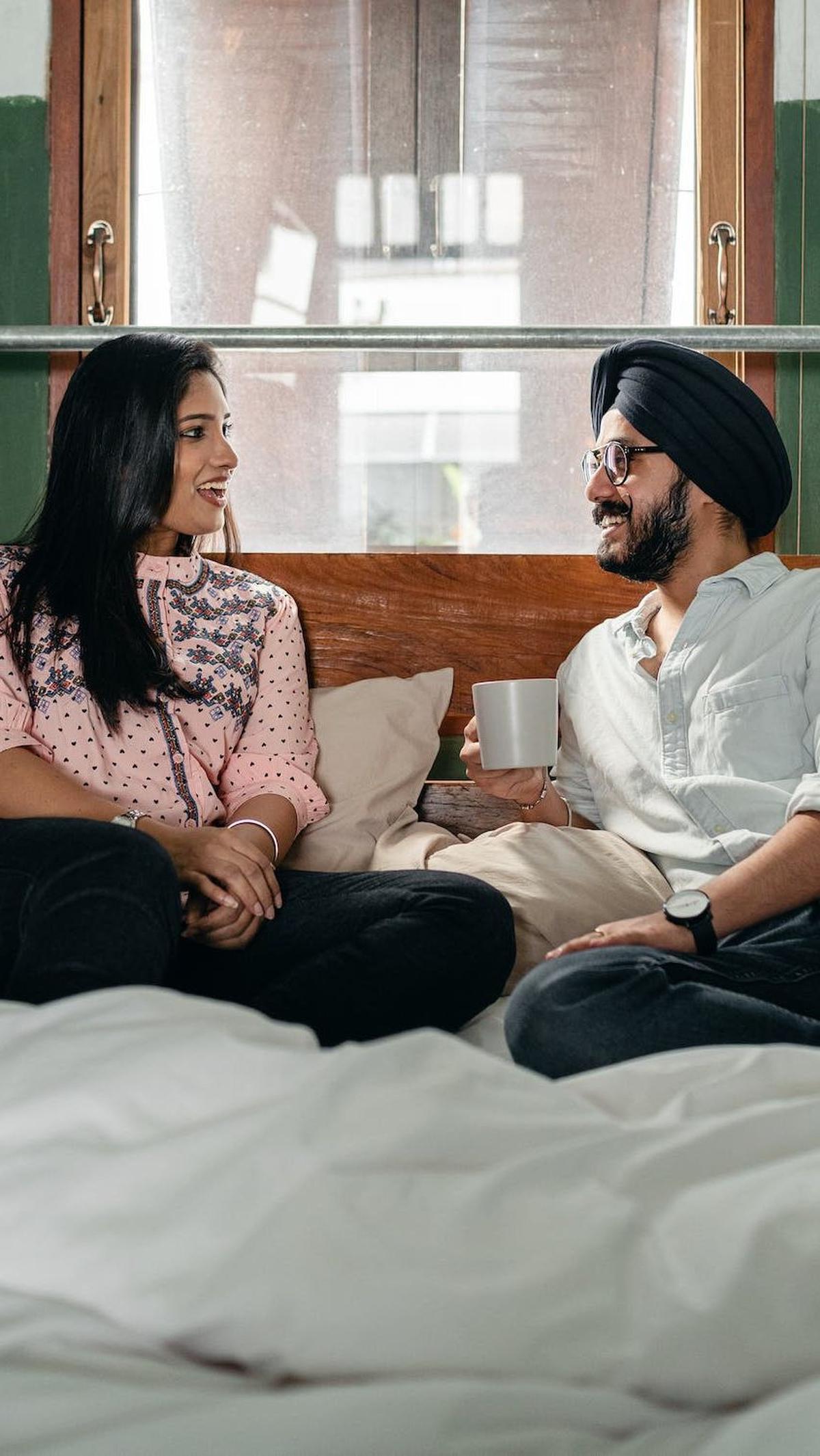 Pillow talk, mungkin sebagian dari kita telah mendengar istilah ini sebelumnya, tetapi apakah kita benar-benar memahami apa itu dan mengapa begitu penting dalam kehidupan pasangan, terutama dalam kehidupan ranjang?&nbsp;