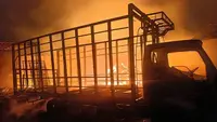 Gudang Plastik di Gresik Terbakar, Dua Truk dan Motor Hangus