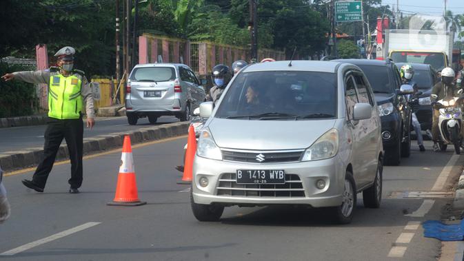 Petugas Kepolisian memberhentikan pengemudi mobil saat penerapan Pembatasan Sosial Berskala Besar (PSBB) pada check point di Jalan RE Martadinata, perbatasan dengan wilayah Bogor, Tangerang Selatan, Sabtu (18/4/2020). Tangerang Raya melakukan  PSBB hingga 3 Mei 2020. (merdeka.com/Arie Basuki)