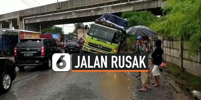 VIDEO: Jalan Rusak di Pasir Gombong Bekasi Truk Terguling dan Patah As