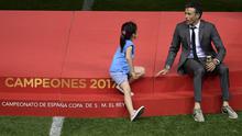 Pelatih Barcelona, Luis Enrique (kanan), berbincang dengan putrinya, Xana, setelah Barcelona memenangkan pertandingan final Copa del Rey (Piala Raja) Spanyol FC Barcelona vs Deportivo Alaves di stadion Vicente Calderon di Madrid pada 27 Mei 2017. Barcelona menang 3-1. (JAVIER SORIANO/AFP)