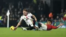 Gelandang Fulham Harry Wilson berebut bola dengan gelandang Manchester United Casemiro pada pekan ke-16 Liga Inggris 2022/2023 di Craven Cottage, London, Minggu (13/11/2022). Pertandingan tersebut berakhir dengan skor 1-2 untuk kemenangan Manchester United. (AP Photo/Leila Coker)