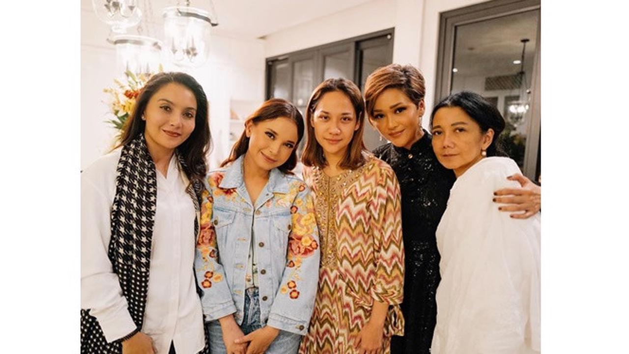 5 Momen Bunga Citra Lestari Dijenguk Rekan Artis, Diberi Semangat