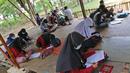 Suasana Ujian Akhir Semester (UAS) SMP Sekolah Alam di Sukawangi, Kabuapaten Bekasi, Jawa Barat, Senin (30/11/2020). Menurut pengurus Sekolah Alam KBM tatap muka  jenjang pendidikan SD,SMP, dan SMA tetap berjalan dengan menerapkan protokol kesehatan. (Liputan6.com/Herman Zakharia)