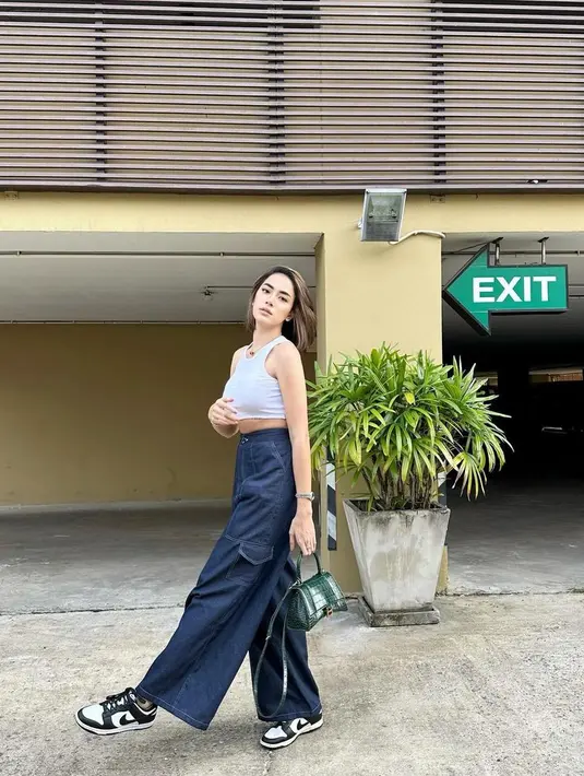 <p>Kekasih Adilla Dimitri, mantan suami Wulan Gurinto ini punya gaya midriff yang bold. [@babyjvnc]</p>