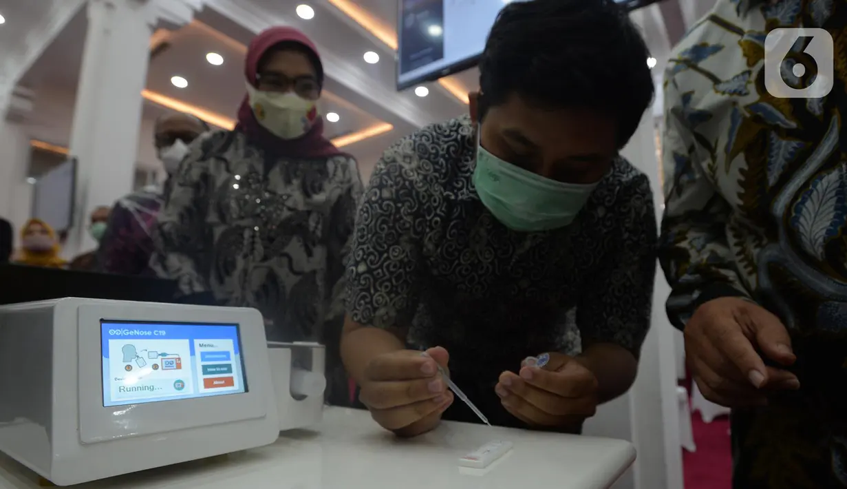 Seorang pria mengetes alat GeNose C19 buatan Universitas Gadjah Mada (UGM) di Kementerian PMK, Jakarta, Kamis (7/1/2021). GeNose merupakan alat skrining Covid-19 yang lebih praktis ketimbang alat-alat lainnya yang sudah diberikan kepada masyarakat. (merdeka.com/Imam Buhori)