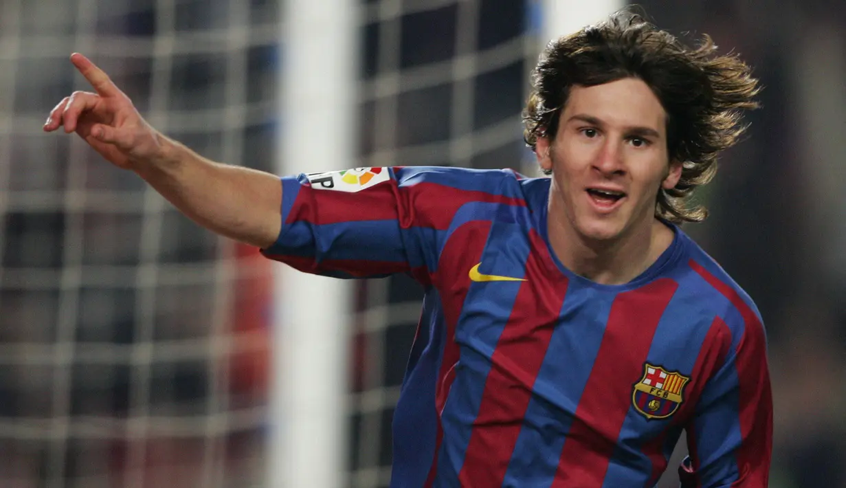 Lionel Messi pernah masuk nominasi penghargaan Ballon d'Or tahun 2006 ketika dirinya berumur 19 tahun 157 hari. Messi mampu tampil apik dan membantu Barcelona meraih gelar La Liga dan Liga Champions pada musim 2005/2006. Ia berhasil menempati urutan ke-12 saat itu. (Foto: AFP/Lluis Gene)