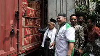 Calon wapres nomor urut 01 Ma'ruf Amin meninjau truk yang mengangkut logistik bantuan untuk korban gempa dan tsunami di Sulawesi Tengah dari salah satu kelompok relawan di Rumah Situbondo, Jakarta, Minggu (7/10). (Merdeka.com/Iqal S. Nugroho)