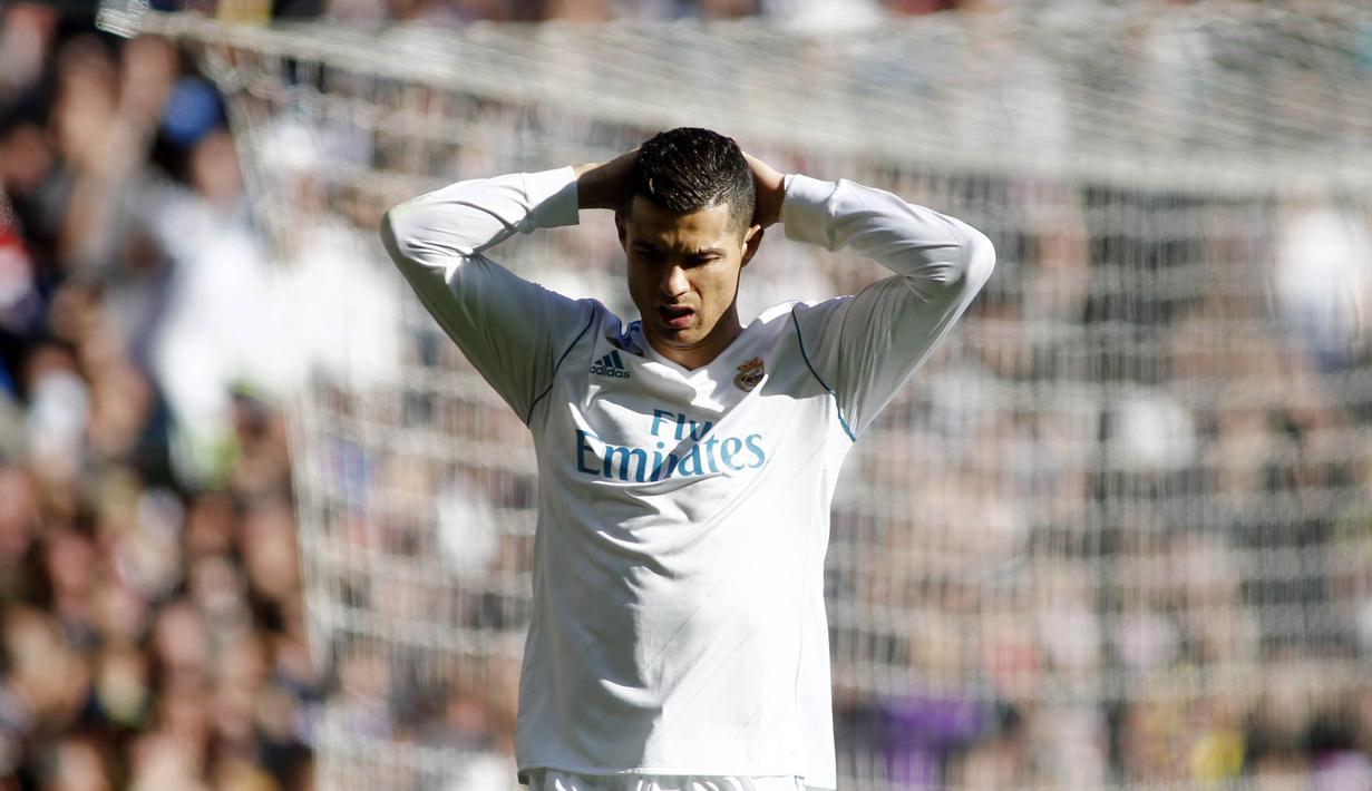 Striker Real Madrid, Cristiano Ronaldo, tampak kecewa saat gagal membobol gawang Barcelona pada laga bertajuk El Clasico La Liga di Santiago Bernabeu, Sabtu (23/12/2017). Real Madrid takluk 0-3 dari Barcelona. (AFP/Oscar Del Pozo)