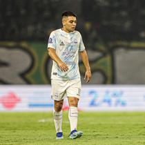 Pemain PSIM Yogyakarta, Ezequiel Vidal ketika bertanding melawan Persebaya Surabaya&nbsp;pada BRI Super League 2025/2026 di Stadion Gelora Bung Tomo, Surabaya,&nbsp;Jumat (8/8/2025). (Bola.com/Abdul Aziz)