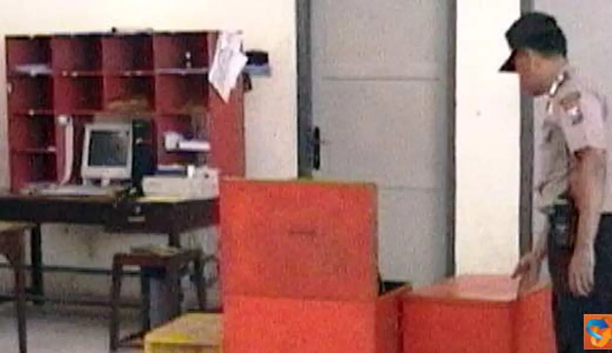 Citizen6, Mojokerto: kepolisisan memeriksa kotak yang dikim ke PT Pos Mojokerto. (Pengirim: Safrial)