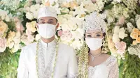 Zaskia Gotix dan Sirajuddin Mahmud mengenakan masker putih saat pernikahan mereka (Dok.Instagram/@ivan_gunawan/https://www.instagram.com/p/B_ZxfvkHLBH/Komarudin)