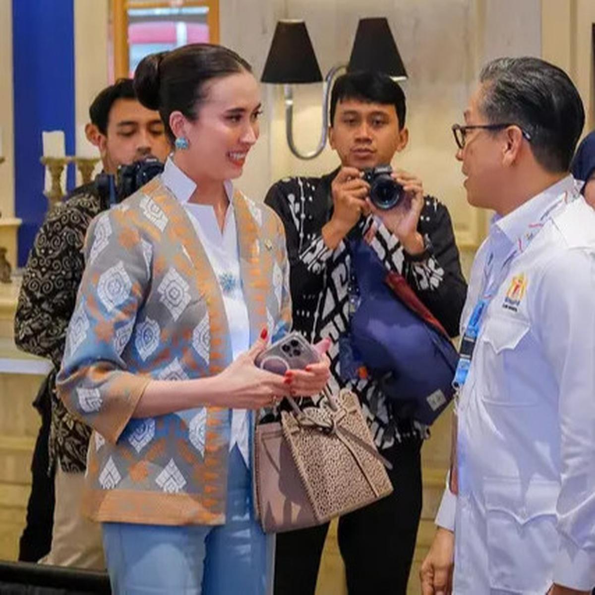 Disebut Menteri Terkaya, Gaya Khas Old Money Menpar Widiyanti Putri Wardhana dengan Produk Lokal