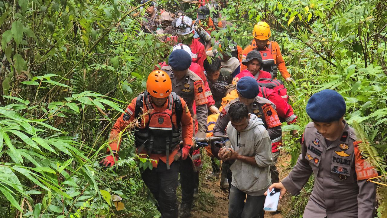 evakuasi korban longsor tambang emas di solok