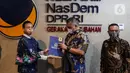 Wakil Ketua Umum DPP Partai NasDem Ahmad Ali (kedua kanan) menyerahkan surat rekomendasi Pilkada kepada Calon Wakil Walikota Tangsel dari Partai Gerindra Rahayu Saraswati Djojohadikusumo (ketiga kiri)  di Kompleks Parlemen Senayan, Jakarta. Rabu (29/7/2020). (Liputan6.com/Johan Tallo)