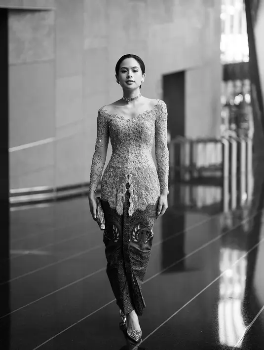 Kebaya sabrina rancangan Studio Oboh itu tampak manis dikenakan Maudy Ayunda [@maudyayunda]