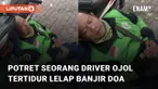 Seorang driver ojek online tertidur lelap bersandarkan motor dan jalan mengundang perhatian