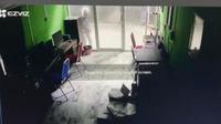 Rekaman CCTV tampak dua orang memasuki kawasan kantor Koran Kaltara. (Liputan6.com/ Dok CCTV Koran Kaltara)