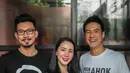 Pemain 'A Man Called Ahok', Denny Sumargo, Jill Gladys, Daniel Mananta berpose bersama  saat promo film terbarunya di Gedung KLY Gondangdia, Jakarta, Selasa (30/10). Film ini diproduksi oleh The United Team of Art . (Liputan6.com/Faizal Fanani)