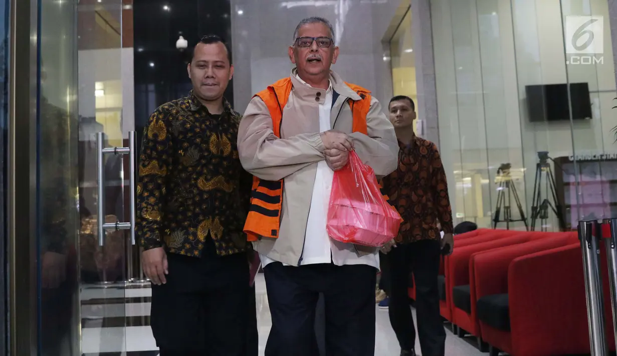 Tersangka kasus dugaan korupsi pembangunan PLTU Riau-1 yang juga Direktur Utama PT PLN nonaktif Sofyan Basir (kanan) usai menjalani pemeriksaan di Gedung KPK, Jakarta, Rabu (29/5/2019). Sofyan Basir mengaku pemeriksaan kali ini merupakan pendalaman dari sebelumnya. (Liputan6.com/Helmi Fithriansyah)