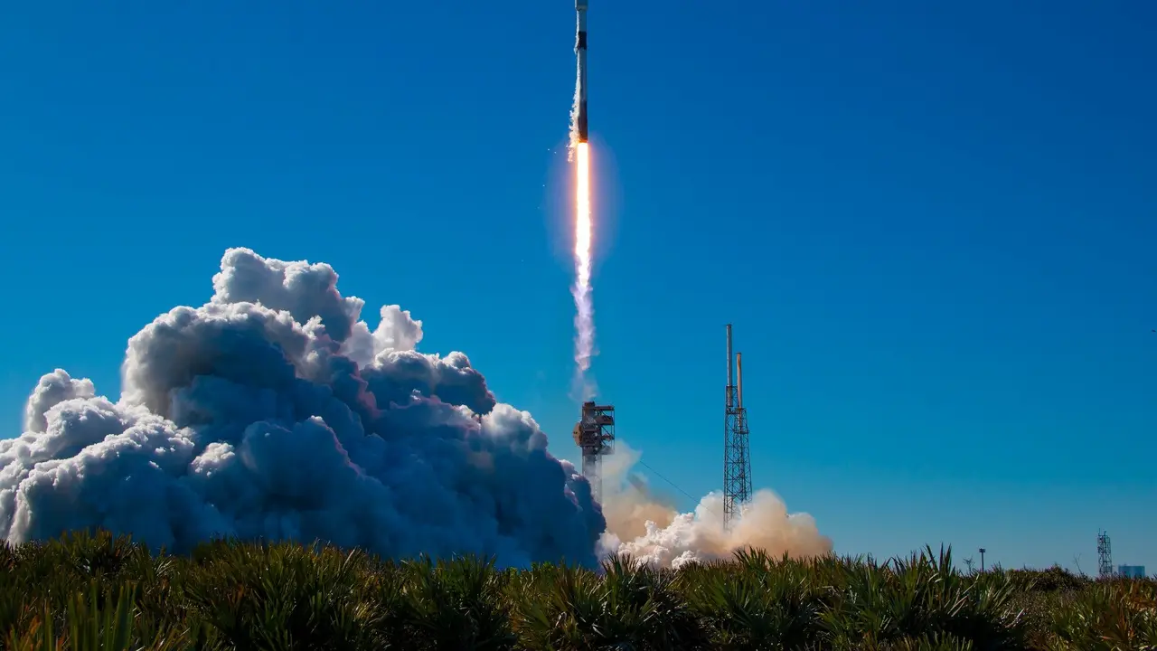 Roket Falcon 9 yang meluncur dari Cape Canaveral Florida sebagai wahana yang mengantarkan Satelit Merah Putih 2 menuju orbit