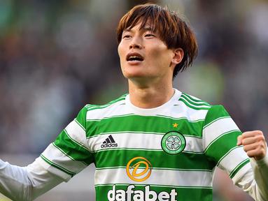 Meski masih menjadi minoritas, namun kehadiran para pesepak bola asal Asia di liga-liga Eropa dalam beberapa musim terakhir nyatanya mampu menaikkan citra persepakbolaan Asia. Beberapa pemain Asia mampu tampil cemerlang di Eropa bersama klub yang dibelanya dengan menjadi pencetak gol terbanyak alias top skor dalam satu musim kompetisi. Seperti 4 pemain berikut ini. (AFP/Andy Buchanan)