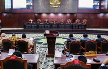 VIDEO: Hakim MK Saldi Isra Bacakan Dissenting Opinion, Singgung Sikap Jokowi
