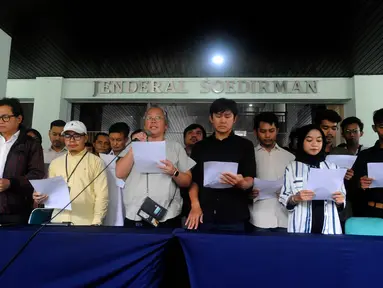 Civitas Akademika dan Alumni Universitas Pembangunan Nasional (UPN) Veteran Jakarta saat Seruan Bela Negara di Kampus UPN Veteran, Pondok Labu, Jakarta Selatan, Selasa (6/2/2024). (merdeka.com/Arie Basuki)