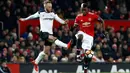 Gelandang Manchester United, berusaha mengontrol bola dari kawalan pemain Derby County, Johnny Russell saat bertanding pada babak tiga Piala FA di Old Trafford, Inggris (5/1). MU menang 2-0 atas Derby County. (Martin Rickett/PA via AP)