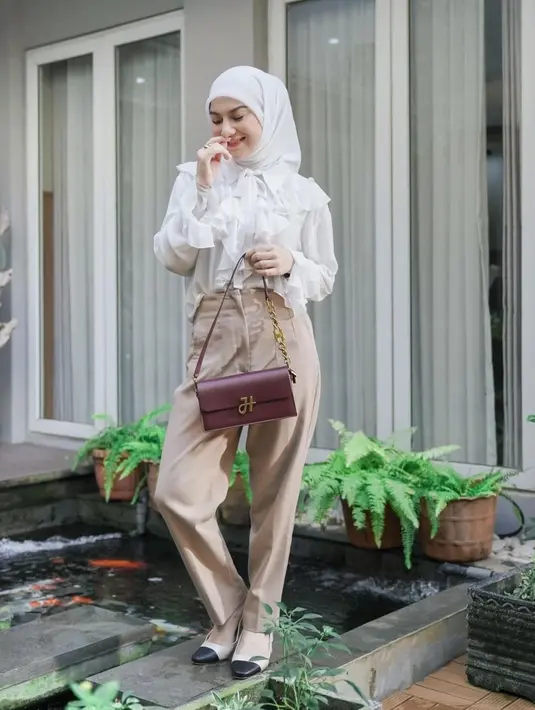 Selain itu, dalam unggahan Instagram terbarunya, Irish Bella juga tampak semakin langsing. Sebelumnya, sejak menjadi seorang ibu, Irish Bella sempat memiliki tubuh yang lebih berisi dengan berat badan mencapai 78 kilogram. Namun, ia berhasil menurunkan berat badannya hingga 21 kilogram. (Liputan6.com/IG/@_irishbella_)
