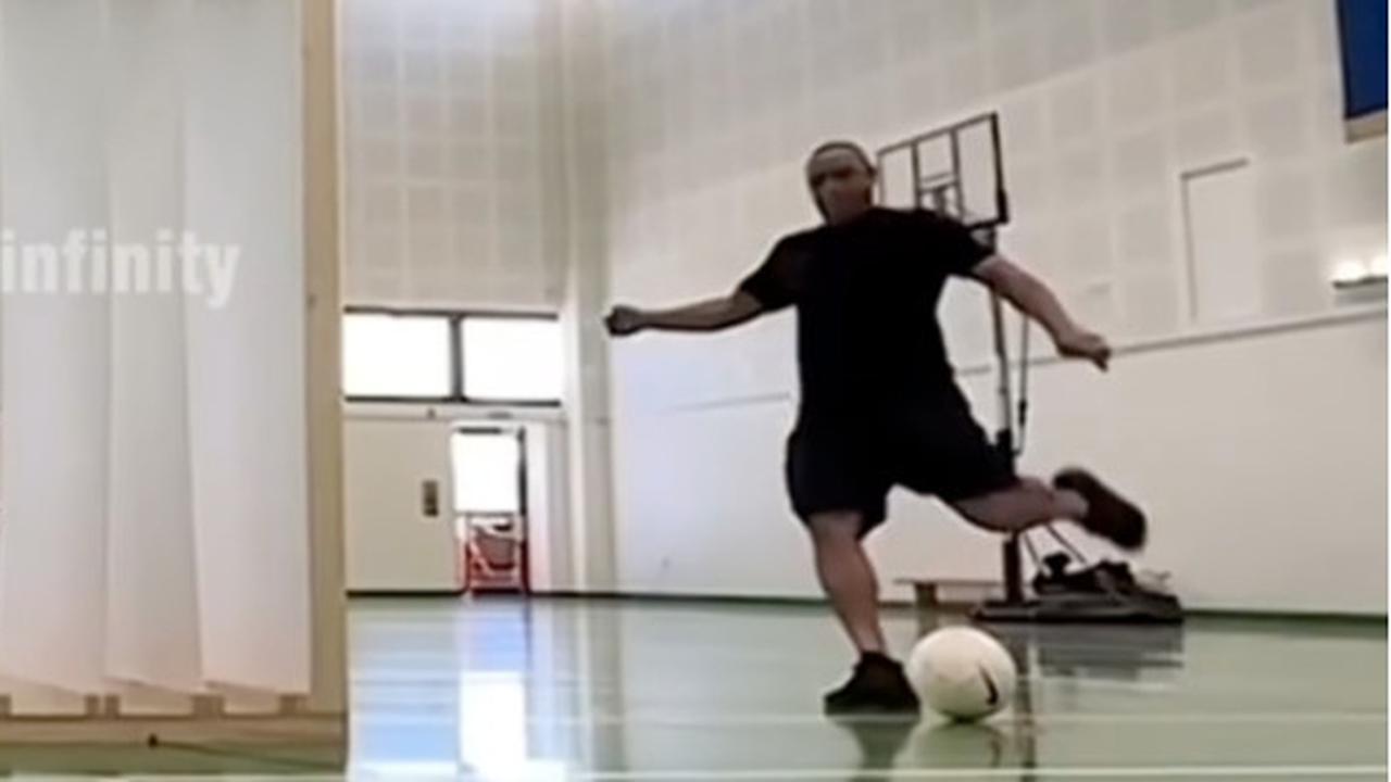 Pemain Bola Top Dunia Tes Tendangan Paling Kuat, Sosok Legend Berkepala Plontos ini Juaranya