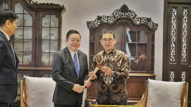 Menteri Kebudayaan (Menbud) Republik Indonesia Fadli Zon menyambut Sekretaris Jenderal ASEAN Kao Kim Hourn di Museum Nasional Indonesia pada Senin (24/3/2025).